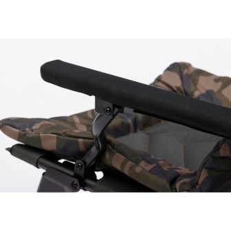 AVENGER COMFORT CAMO CHAIR W/ARMRESTS & COVERS 140KG